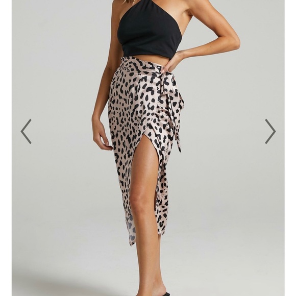 Showpo leopard skirt - Picture 3 of 7